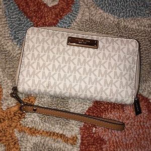 Michael Kors — Jet Set Multifunctional Wallet